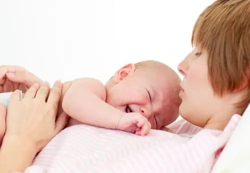 Neonato piange mentre mangia: ecco cosa fare