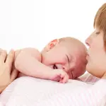 Neonato piange mentre mangia: ecco cosa fare