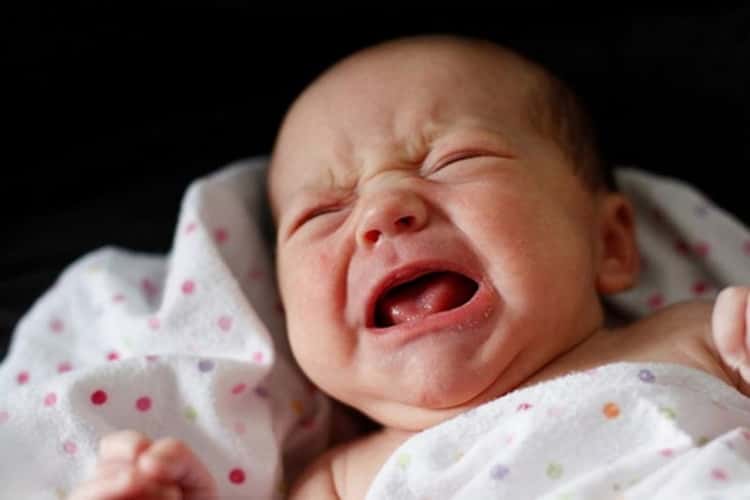 Neonato piange nel sonno: perché e cosa fare