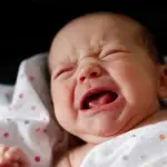 Neonato piange nel sonno: perché e cosa fare