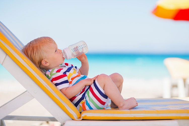 Con un Neonato al Mare: Come Organizzarsi e Cosa Portare
